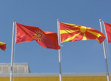 Photographie montrant l'ancien drapeau et le nouveau disposés ensemble au centre sportif Boris Trajkovski