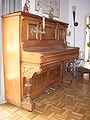 Piano droit en bois ancien (entre 1890 et 1940).