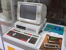 Un ordinateur personnel produit au milieu des années 1980 avec clavier, souris et écran.