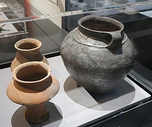 Vases, culture de Wielbark. Terre cuite noire, 60-160 de notre ère à dr., et rouge 160-230 de notre ère, à gauche.