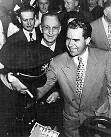 Photographie de Nixon souriant au milieu d'une foule