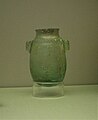 Petite jarre en verre translucide inscrite au nom de Sargon II (722-705 av. J.-C.), retrouvée dans le palais nord-ouest de Nimroud. British Museum.