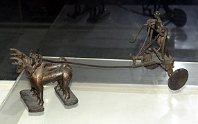 Chariot avec conducteur tiré par des bovidés. Bronze, réalisé à la cire perdue. Musée national (New Delhi).