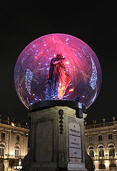 Statue de Stanislas dans une bulle pour les fêtes de fin d'année.