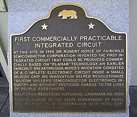 Памятная доска на здании Fairchild, где была изобретена первая интегральная схема, пригодная для коммерческого производства