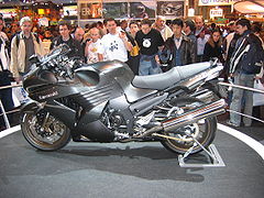 La Kawasaki ZZR 1400 transmet la puissance par une chaîne.