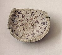 Fragment de poterie à décor peint. Tell Hassuna, 6500 av. J.-C. - 6000 av. J.-C. Musée du Louvre.