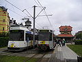 Deux rames du tramway de la côte belge à l'arrêt du Coq