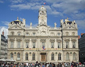 La façade principale de l'Hôtel de Ville donnant sur la place des Terreaux.
