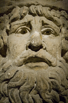 sculpture en pierre, tête d'homme barbu