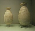 Deux jarres en albâtre portant le nom du roi assyrien Sargon II (722-705 av. J.-C.), palais nord-ouest de Nimroud. British Museum.