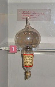 Lampe électrique de Thomas Edison (1879).