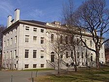 University Hall of Harvard University por Charles Bulfinch (1815), exemplar de contenção ornamental georgiana