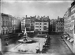 Avant la construction de la galerie des Terreaux et avec la fontaine de Tourny au centre de la place (années 1850).