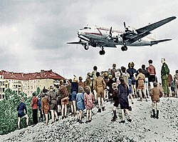 C-54 im Aaflug uf Berlin-Tempelhof
