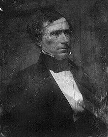 Daguerréotype très endommagé d'un homme de trois-quart portant une veste noire sur une chemise blanche