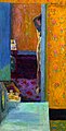 Tableau laissant deviner une demi-silhouette de femme derrière le chambranle d'une porte, murs et meubles formant des rectangles très colorés