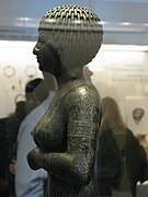Statue de la princesse - prêtresse Takushit. Alliage de cuivre avec incrustation de métaux précieux, v. 670[6] Musée national archéologique d'Athènes