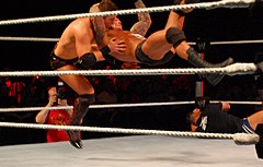 Randy Orton effectuant sa célèbre prise de finition, le RKO, sur The Miz en 2011.