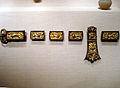 Une ceinture dorée sur bronze et cuivre, ornements d'inspiration Art des Steppes, VIe siècle. Freer & Sackler Galleries, Washington.
