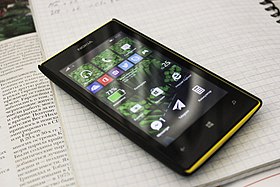 Logo de Windows Phone et Nokia Lumia 520 exécutant Windows Phone 8.1