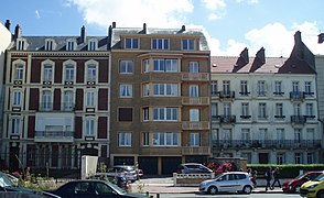 Boulevard de Verdun : l'immeuble néo-classique blanc à droite fut bâti vers 1842-1845.