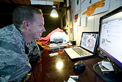 Un soldat discutant avec sa femme via FaceTime.