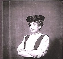 Photographie de 1907 représentant Mel Bonis en costume.