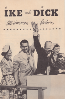 Affiche avec l'inscription « Ike and Dick » montrant Eisenhower et Nixon se tenant la main en l'air tandis que leurs épouses sont à leurs cotés.