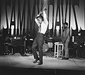 Sammy Davis Jr., sur la scène du Théâtre Carré, le 20 mars 1964.