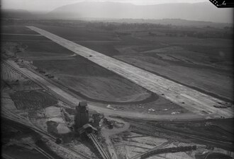 Travaux du prolongement de la piste en 1946 pour la portée à 2 000 m vue de l'est.