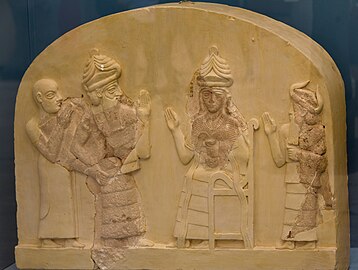 Stèle fragmentaire (avec restitutions) représentant une scène de présentation de Gudea, introduit par Ningishzida devant une déesse assise sur un trône. Musée de l'Orient ancien d'Istanbul.