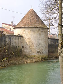 Tour ronde entre deux murs au bord de l'eau.