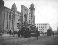 Fin des années 1920, un tramway à proximité de la station du chemin de fer