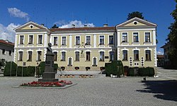 Сградата на общината, централният площад и паметникът на Г. С. Раковски