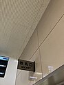 「改札口　WICKET」という、日本語と英語で書かれた駅の看板を映しています。