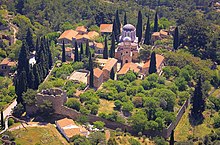 Photographie aérienne d'un ensemble monastique dans un environnement boisé