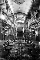 Escalier de la salle à manger et la galerie des premières classes de L'Atlantique vers 1902.