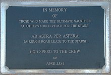 Une plaque en marbre noir, sur laquelle on peut lire "In memory of those who made the ultimate sacrifice so others could reach for the stars. AD ASTRA PER ASPERA (A rough road leads to the stars). God speed to the astronauts of Apollo 1.
