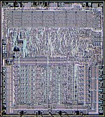 Fotografía dunha Pastilla dun microprocesador MOS 6502 de principios dos 70 que integraba 3500 transistores nun só chip.