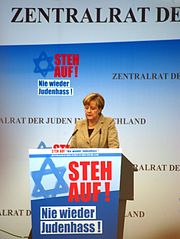 Angela Merkel, prononçant un discours dénonçant l'antisémitisme (14 septembre 2014)[137]