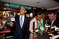 23 mai 2014 Visite officielle de Barack et Michelle Obama dans le pub Ollie Hayes, 23 mai 2011. — La Guinness vous donne du pouvoir ? C'est ma foi vrai !