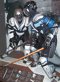 Deux mannequins portant des équipements de hockeyeur.