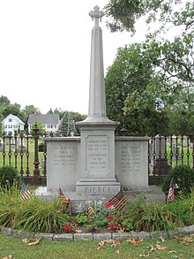 Photographie d'une tombe portant l'inscription « Pierce » dans un cimetière