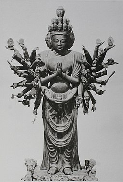 Kannon aux mille bras, debout. Vers 934. Bois coloré. H. 109,7 cm (43,2 in), Hosshō-ji, Kyoto.