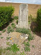 Stèle à la mémoire de Maurice Arnoux, commandant pilote aviateur, tombé le 6 juin 1940.