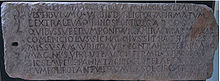 Photographie d'une pierre sur laquelle est gravée une inscription latine