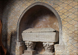 Sarcophage mérovingien en marbre des Pyrénées.