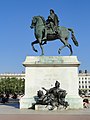 La statue équestre de Louis XIV au centre de la place.