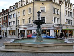 Fontaine au centre-ville, à l'angle de la rue Carnot et de la rue des Jacobins.
